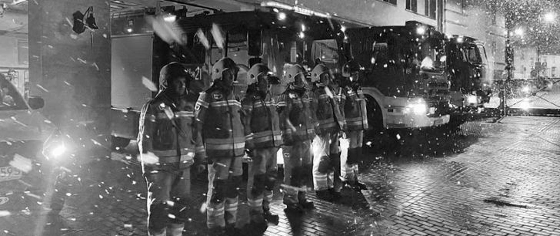 Zdjęcie żałobne. Zbiórka przed remizą, oddanie hołdu strażakom, którzy zginęli tragicznie.