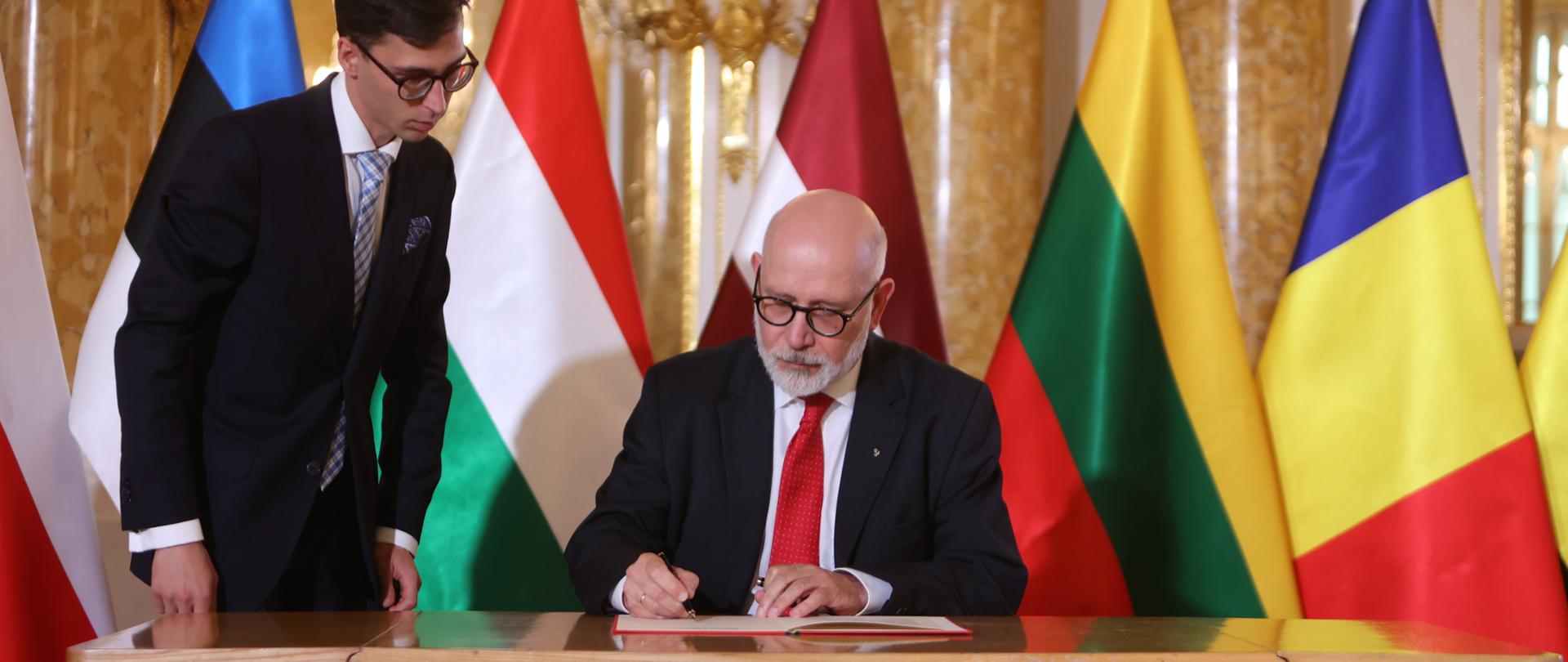 Przewodniczący Maciej Świrski, podpisanie deklaracji