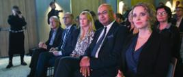 Na widowni przed sceną siedzi Główny Inspektor Transportu Drogowego Alvin Gajadhur wraz z p.o. Zastępcami Klaudią Podkalicką i Joanną Smolińską.