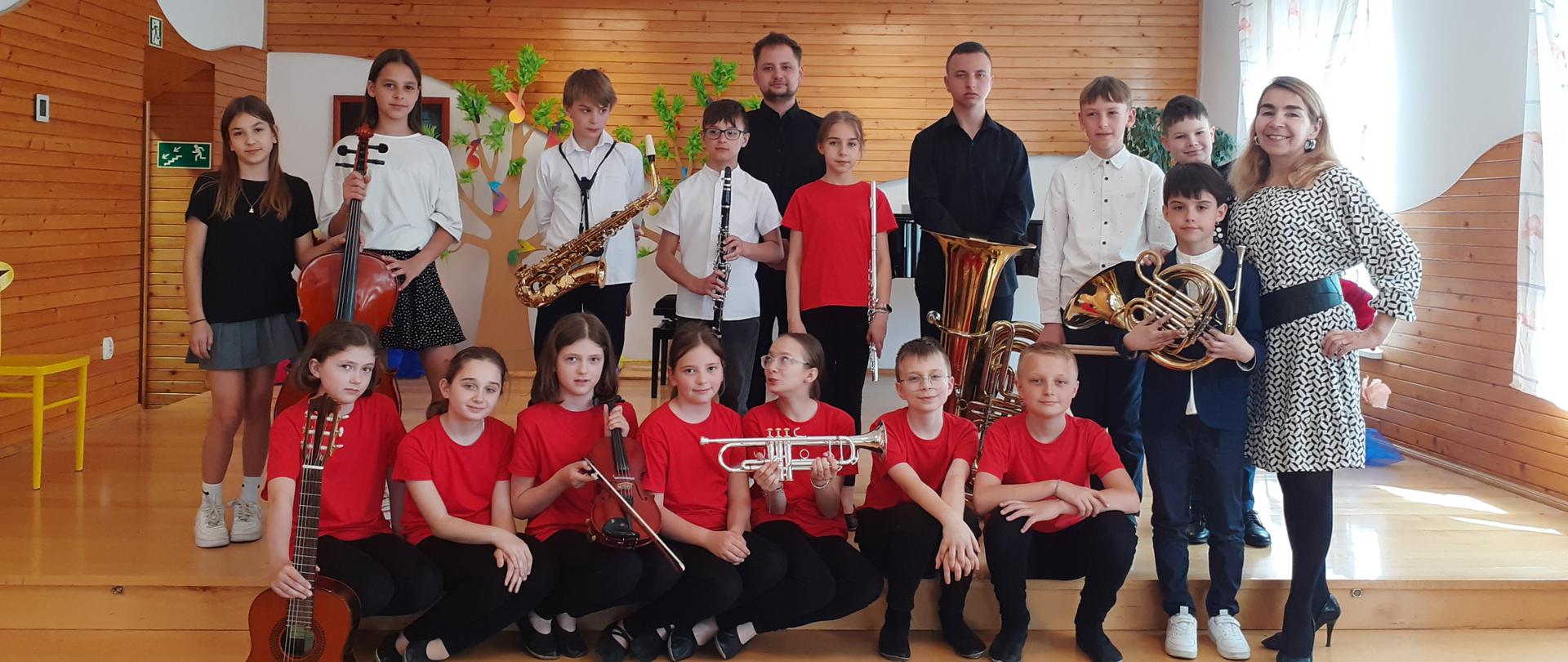 zdjęcie grupowe wykonawców koncertu