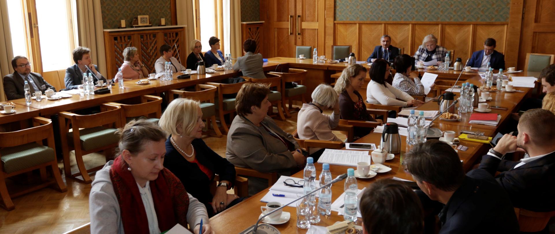 W czwartek, 19 września br. w MEN odbyło się pierwsze spotkanie grupy roboczej do spraw odbiurokratyzowania pracy szkoły. To efekt sierpniowych ustaleń pomiędzy Ministrem Edukacji Narodowej a przedstawicielami nauczycielskich związków zawodowych w ramach prac Zespołu do spraw statusu zawodowego pracowników oświaty. 