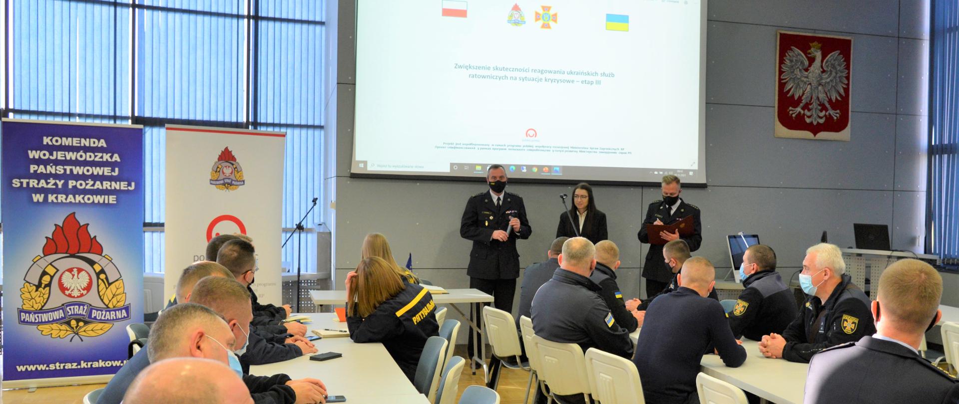 Osoby siedzące na sali konferencyjnej w trakcie szkolenia