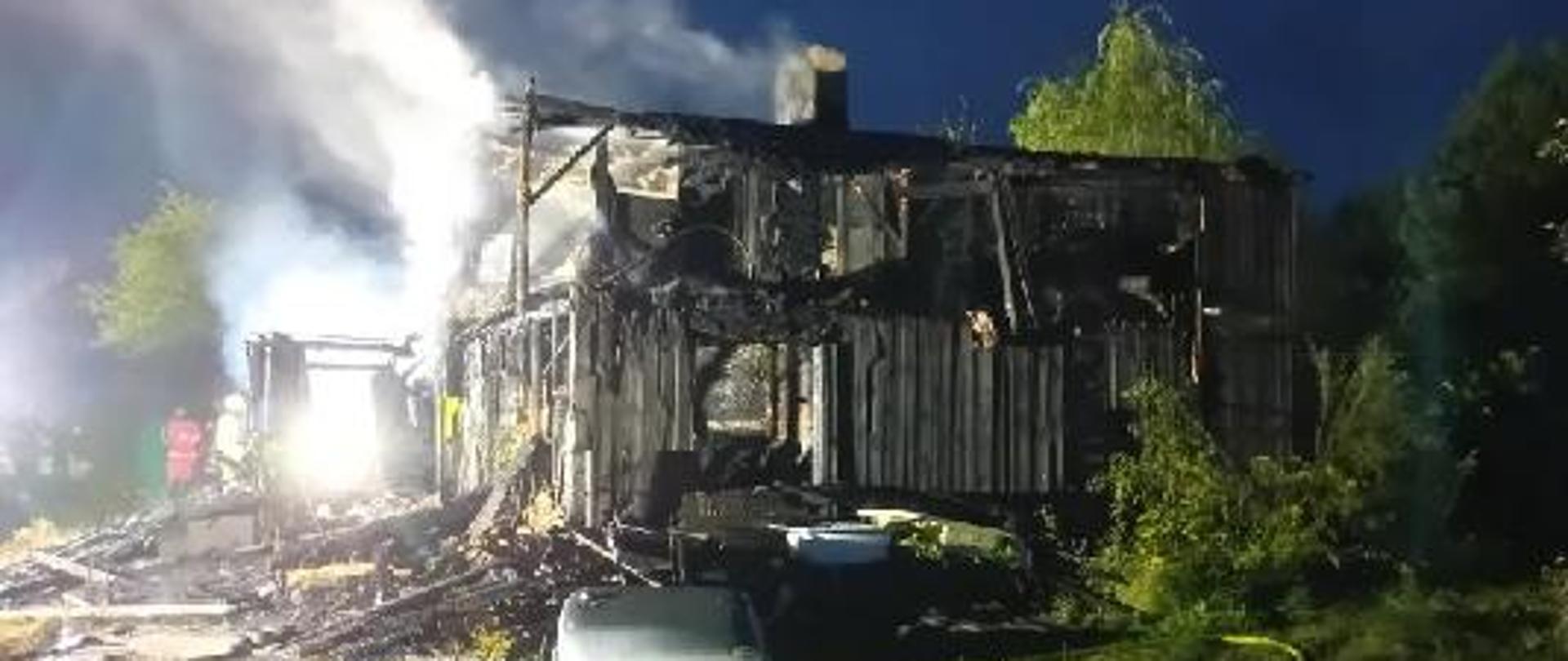 Spalona część drewnianego budynku mieszkalnego