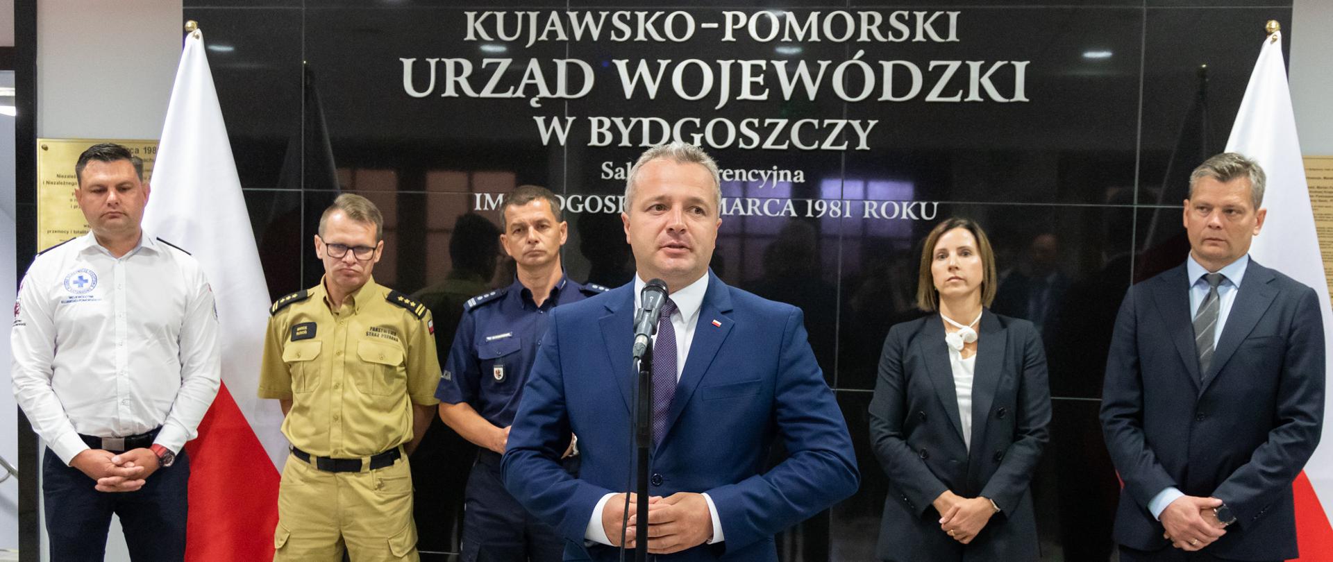 Pięciu mężczyzn i kobieta podczas konferencji