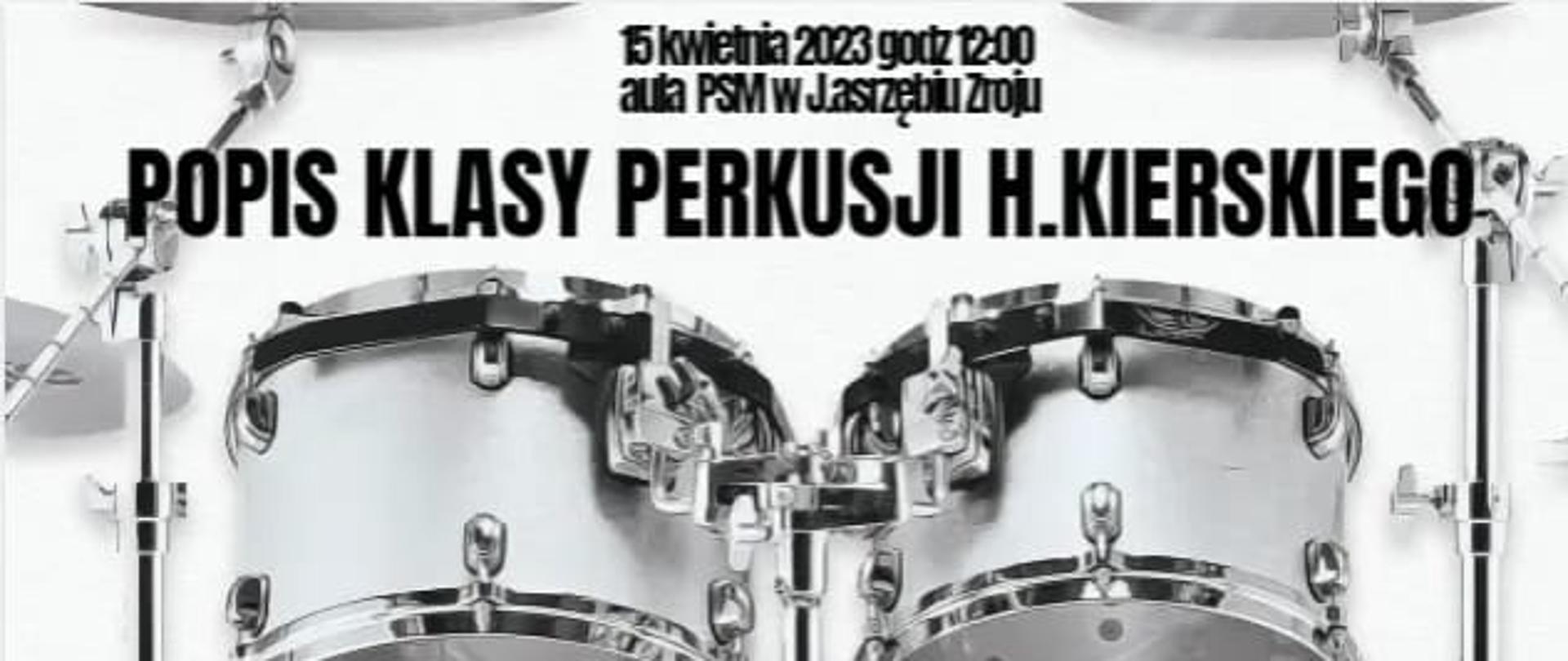 15 kwietnia 2023 r. aula PSM w Jastrzębiu-Zdroju, popis klasy perkusji H. Kierskiego, w czarno-białym tle zestaw perkusyjny z umieszczonym na membranie jednego z bębnów logo szkoły.