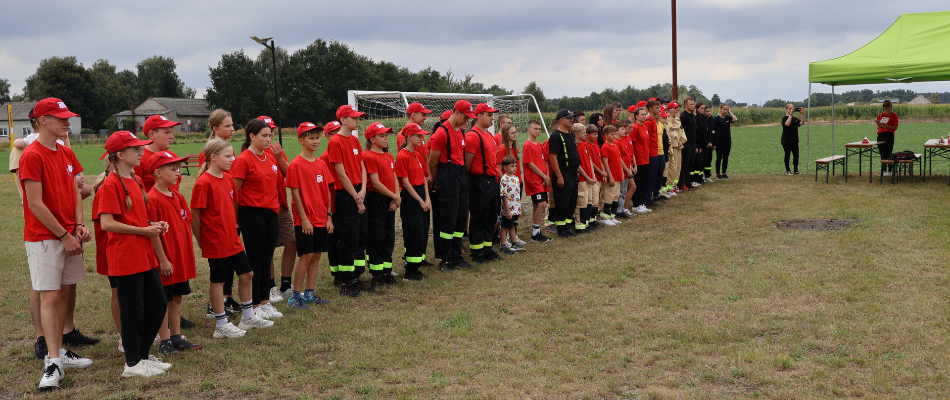 grupa młodzieży na zbiórce podczas odprawy przed zawodami