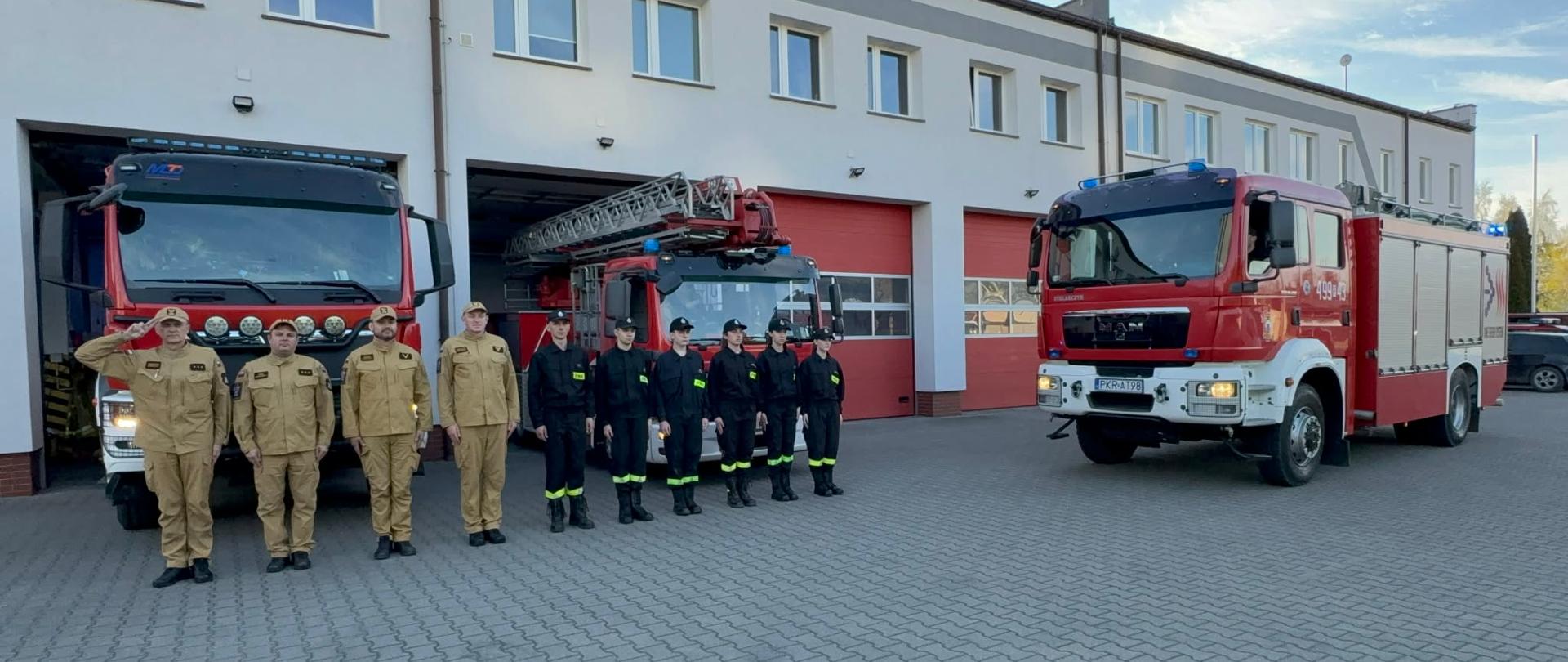 krotoszyńscy strażacy uczcili minutą ciszy pamięć ratownika Ochotniczej Straży Pożarnej w Trąbkach
