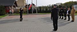 Strażacy oraz pracownicy cywilni podczas uroczystego apelu z okazji Święta Flagi RP