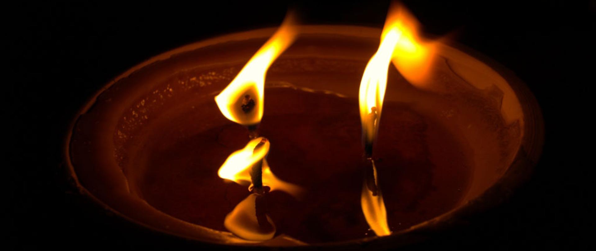 Znicz palący się w porze nocnej