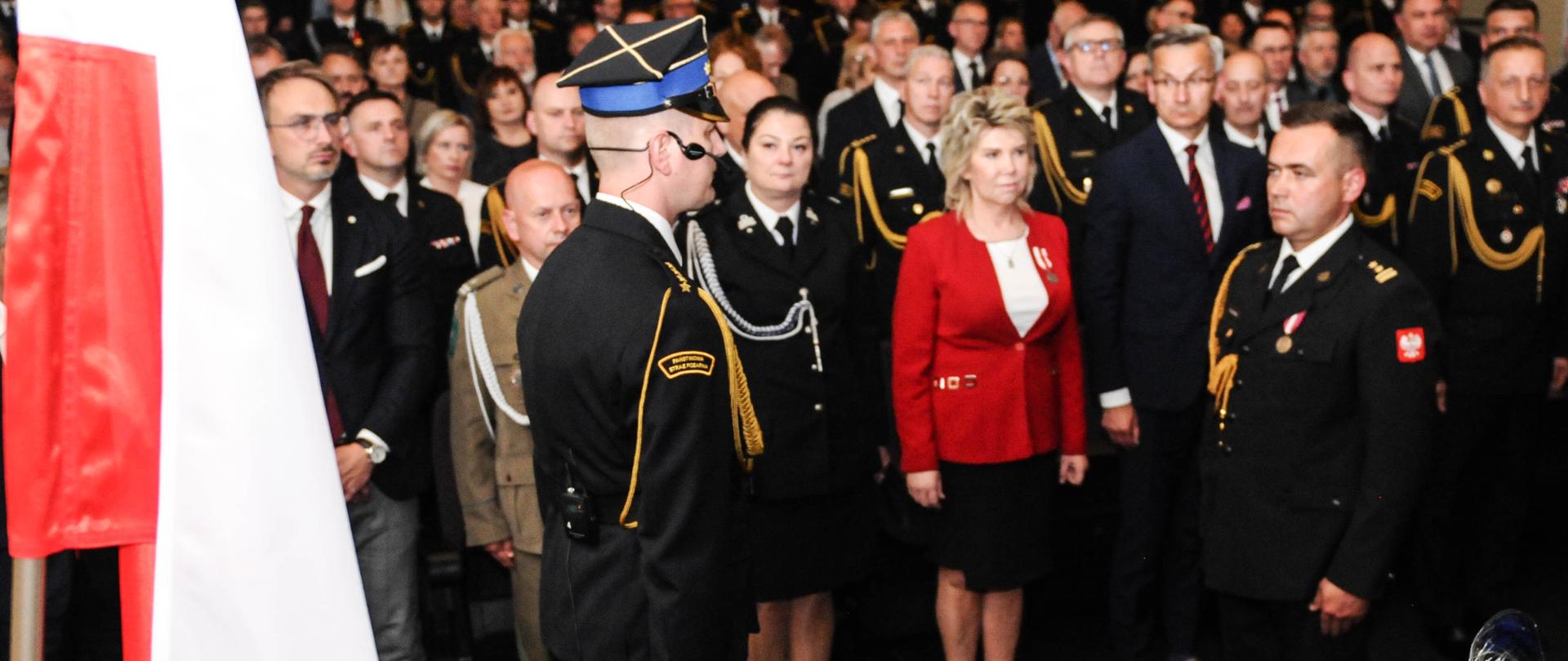 Na zdjęciu dowódca uroczystości składa meldunek zastępcy Śląskiego Komendanta Wojewódzkiego PSP na rozpoczęciu uroczystego apelu z okazji Dnia Strażaka.