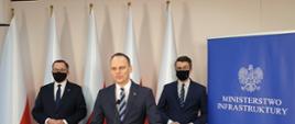 Udział w wideokonferencji prasowej wzięli wiceministrowie infrastruktury Rafał Weber i Marcin Horała oraz rzecznik rządu, poseł ziemi pomorskiej Piotr Muller