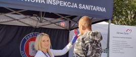 Stoisko edukacyjne organizowane przez Państwową Inspekcję Sanitarną w ramach mobilnych stref zdrowia 