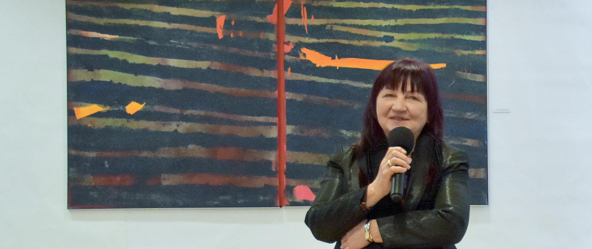 Fotografia ukazująca Prof. ELżbietę Kuraj na tle Jej pracy