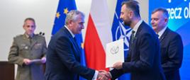 5 maja 2025 r. w Warszawie, Władysław Kosiniak - Kamysz wicepremier, minister obrony narodowej wraz z Pawłem Bejdą sekretarzem stanu w MON, wręczył umowy 82 przedsiębiorcom wykonującym zadania na rzecz Sił Zbrojnych RP. Fot. plut. Wojciech Król/MON