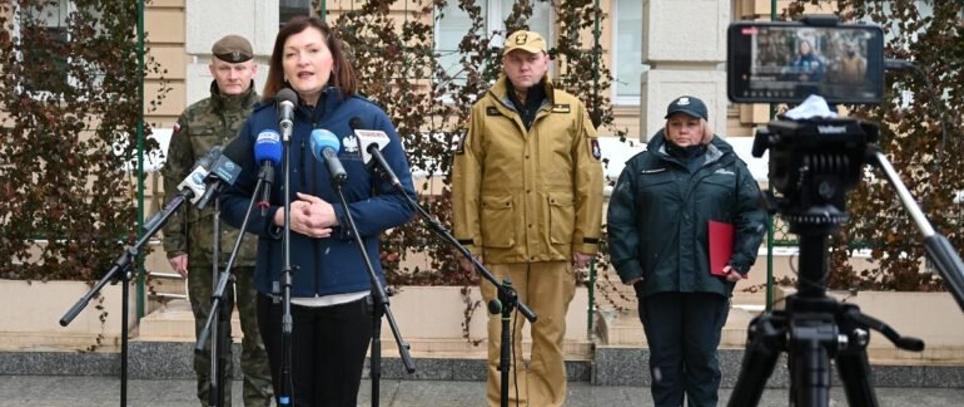 Wojewoda podkarpacki Ewa Leniart przemawia podczas konferencji prasowej dot. kryzysu migracyjnego. Za wojewodą stoją podkarpacki komendant wojewódzki PSP nadbryg. Andrzej Babiec, dowódca 3 PBOT płk Michał Małyska i podinsp. Aneta Lechowicz, naczelnik Podkarpackiego Urzędu Celno-Skarbowego w Przemyślu.