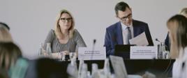 Na zdjęciu wiceministra funduszy i polityki regionalnej Monika Sikora w towarzystwie innych uczetników spotkania