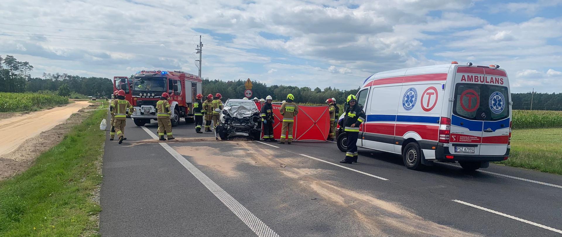 SAMOCHÓD OSOBOWY PO ZDERZENIU ORAZ SŁUŻBY RATOWNICZE