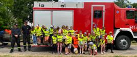 Bezpieczne wakacje 2023 - na zdjęciu strażacy i dzieci z Miejskiego Przedszkola nr 4 w Sokołowie Podlaskim podczas omówienia zagrożeń związanych z wypoczynkiem nad wodą.