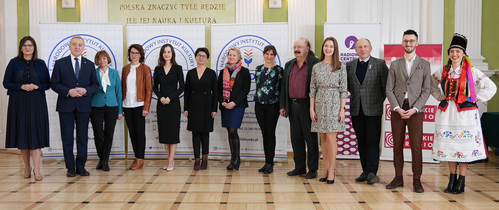 wicepremier, minister rolnictwa i rozwoju wsi Henryk Kowalczyk stojący wraz uczestnikami spotkania