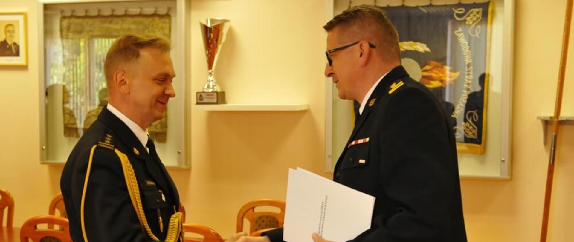 Powołanie zastępcy łódzkiego komendanta wojewódzkiego PSP – na zdjęciu wręczenia aktu powołania dokonuje st. bryg. Krzysztof Hejduk zastępca komendanta głównego PSP.