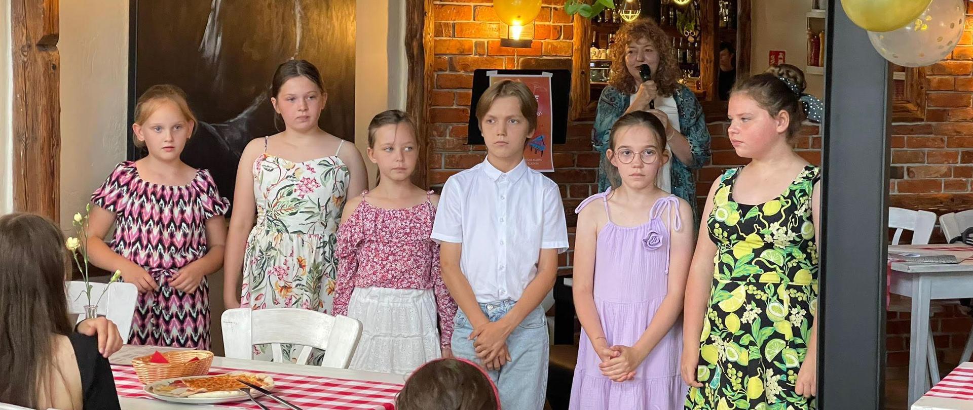 Grupa uczniów w restauracji