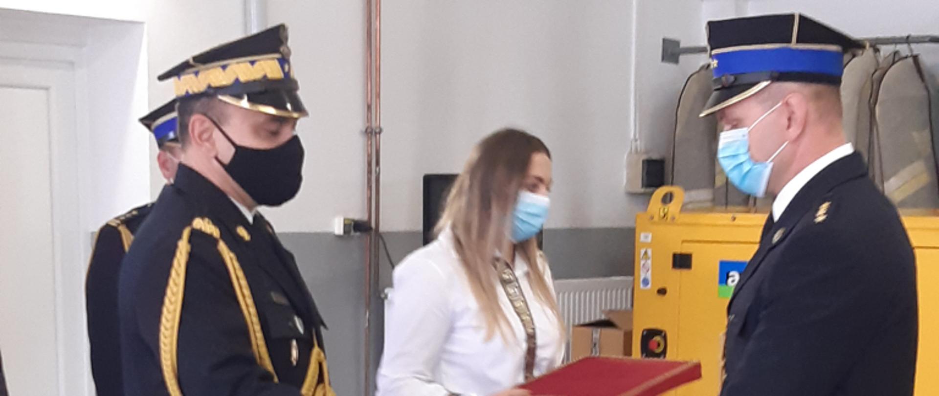 Wręczenie aktu powołania przez W-M Komendanta Wojewódzkiego