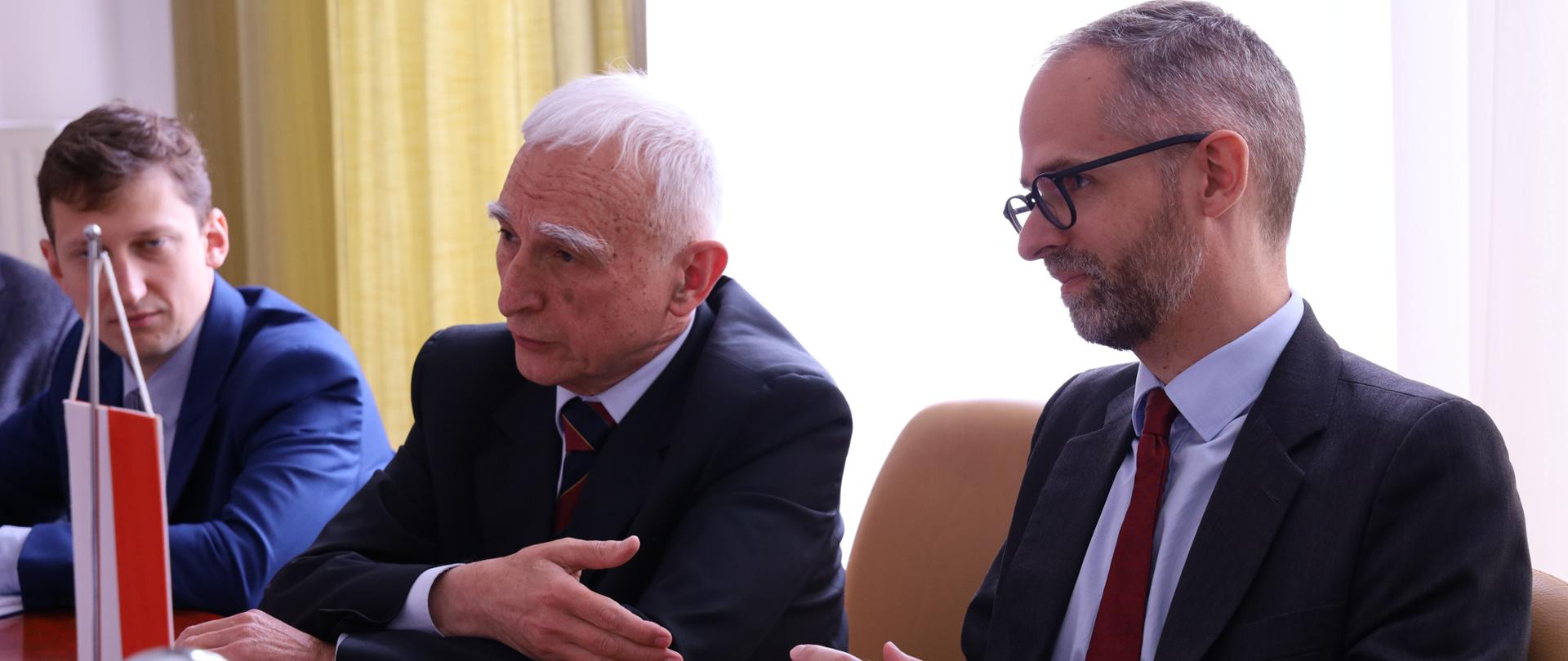 Spotkanie wiceministra Adama Guibourgé-Czetwertyńskiego i ministra Piotra Naimskiego, Pełnomocnika Rządu ds. Strategicznej Infrastruktury Energetycznej ze specjalnym wysłannikiem prezydenta Stanów Zjednoczonych ds. klimatu Johnem Kerrym. 