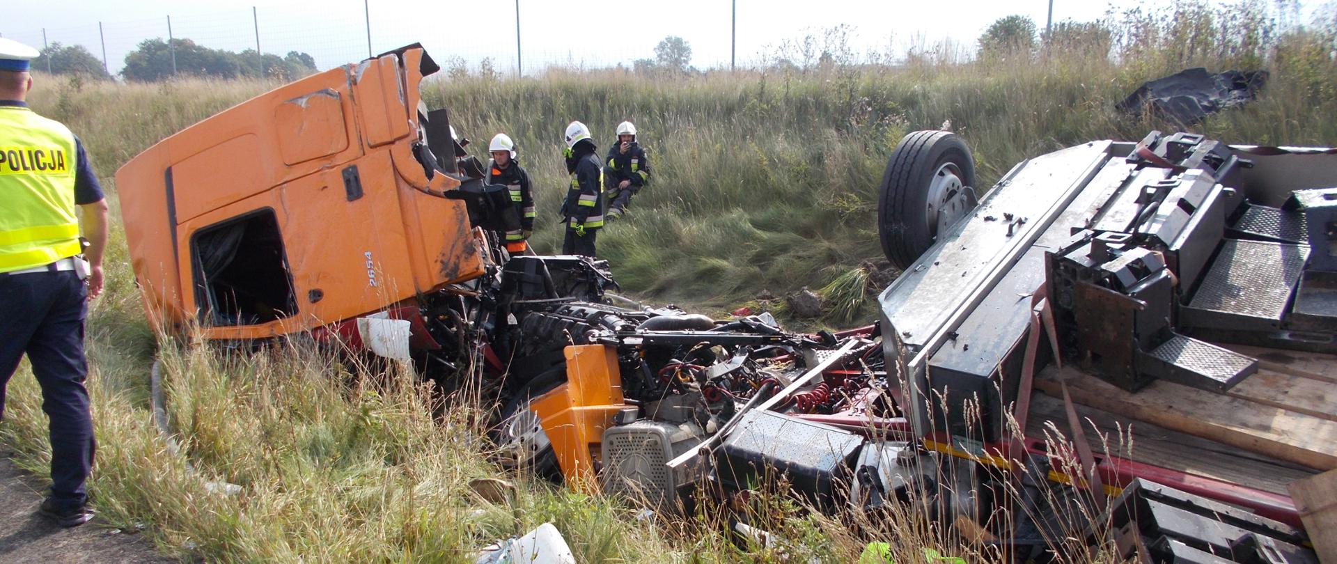 Wypadek dwóch pojazdów ciężarowych na S6. Pojazdy poza jezdnią.