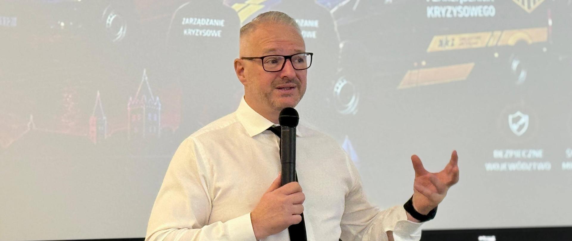 Szkolenie dotyczące systemu obronnego państwa i przygotowań obronnych administracji publicznej: przemawia wojewoda Radosław Król