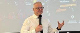 Szkolenie dotyczące systemu obronnego państwa i przygotowań obronnych administracji publicznej: przemawia wojewoda Radosław Król.
