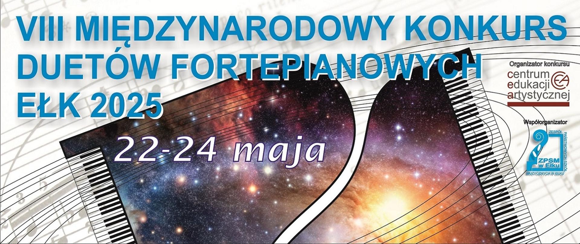 Plakat z napisem drukowanymi literami w kolorze niebieskim VIII Międzynarodowy Konkurs Duetów Fortepianowych, Ełk 2025 22-24 maja. Na górze logo Centrum Edukacji Artystycznej i Zespołu Państwowych Szkół Muzycznych w Ełku. Pod grafiką plakatu nuty, klucze, pięciolinie szare. W centralnym punkcie plakatu dwie klapy fortepianu dotykające się wgłębieniami. Na klapach fioletowo niebieskie mapy nieba z gwiazdami. Na dole klap klawiatura z klawiszami.