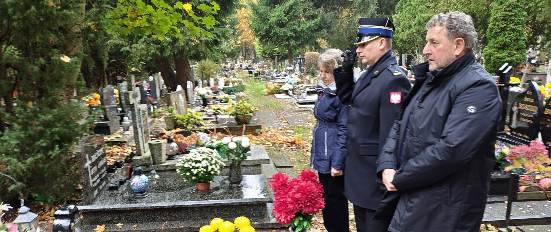 Komendant oddaje hołd zmarłemu strażakowi