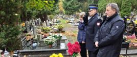 Komendant oddaje hołd zmarłęmu strażakowi