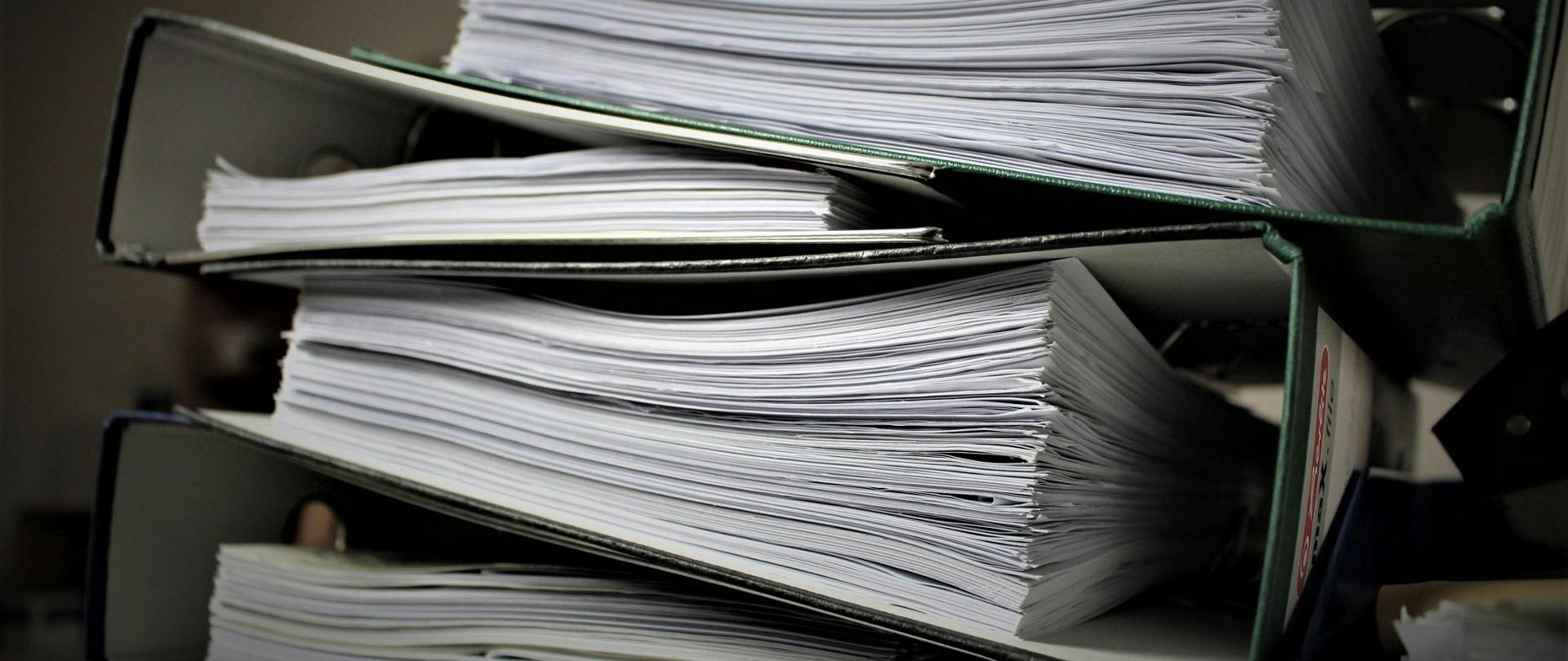 kilka segregatorów położonych jedno na drugim