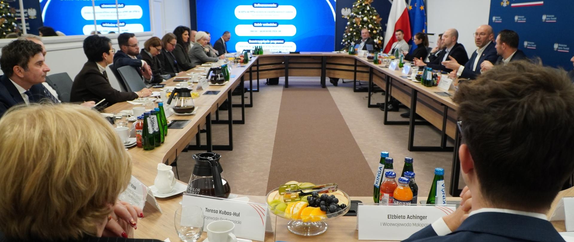 Zdjęcie przedstawia uczestników spotkania w Ministerstwie Sportu i Turystyki-