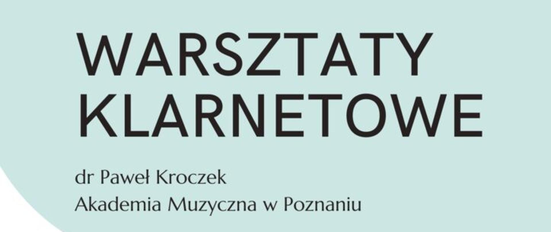 Biało pastelowy plakat warsztatów klarnetowych. Na plakacie logo PSM w lewym górnym roku, po prawej stronie zdjęcie dr Pawła Kroczka, po lewej tekst "sala kameralna PSM I st. w Lubaczowie, godz. 10.00, 17 grudnia 2021 r."