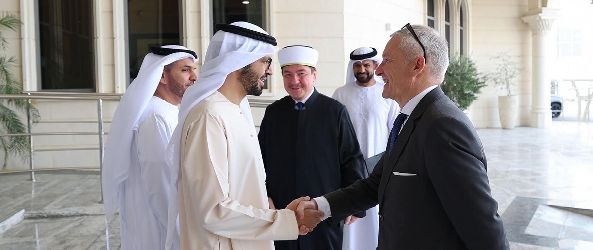 Szef placówki ściska dłoń szefa General Authority of Islamic Affairs, Endowments and Zakat, Dra Omara Habtoor Al Darei