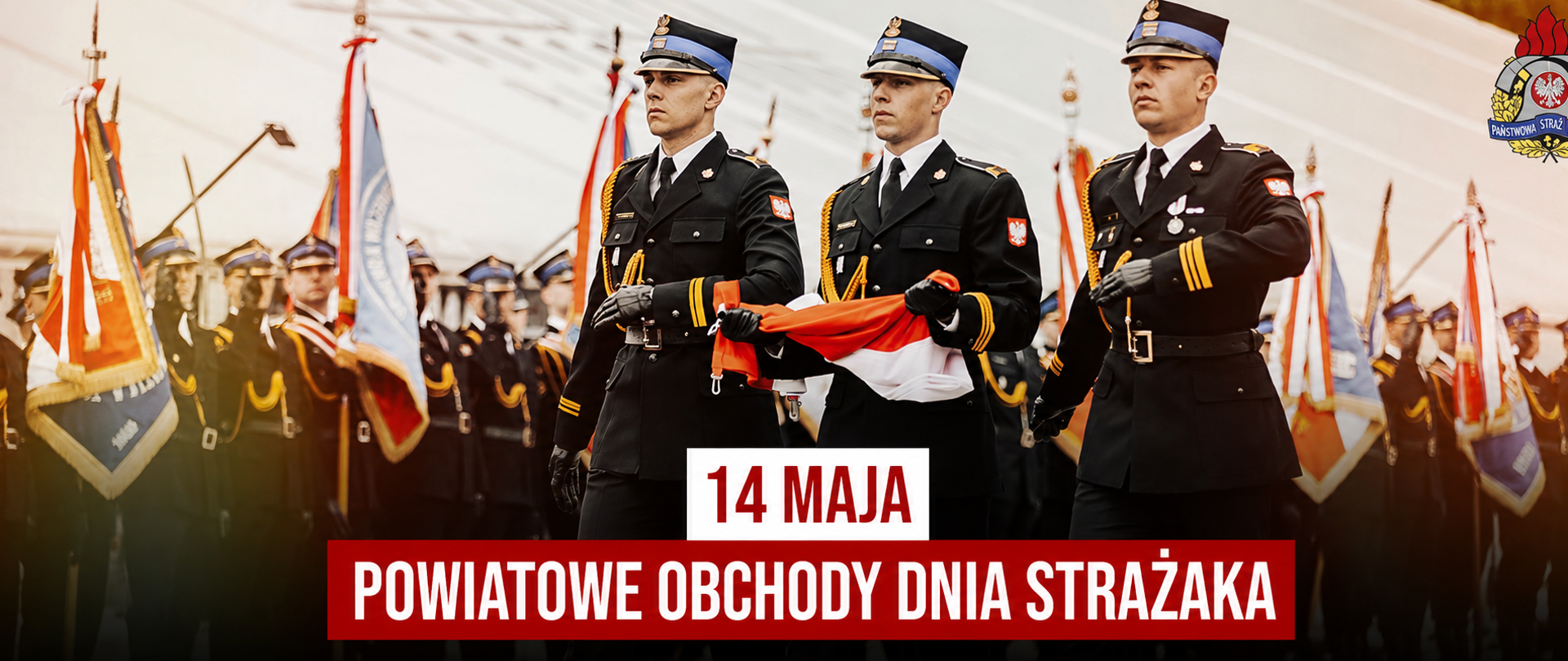 Grafika z obchodów dnia strażaka, strażacy niosący defiladowo flagę RP