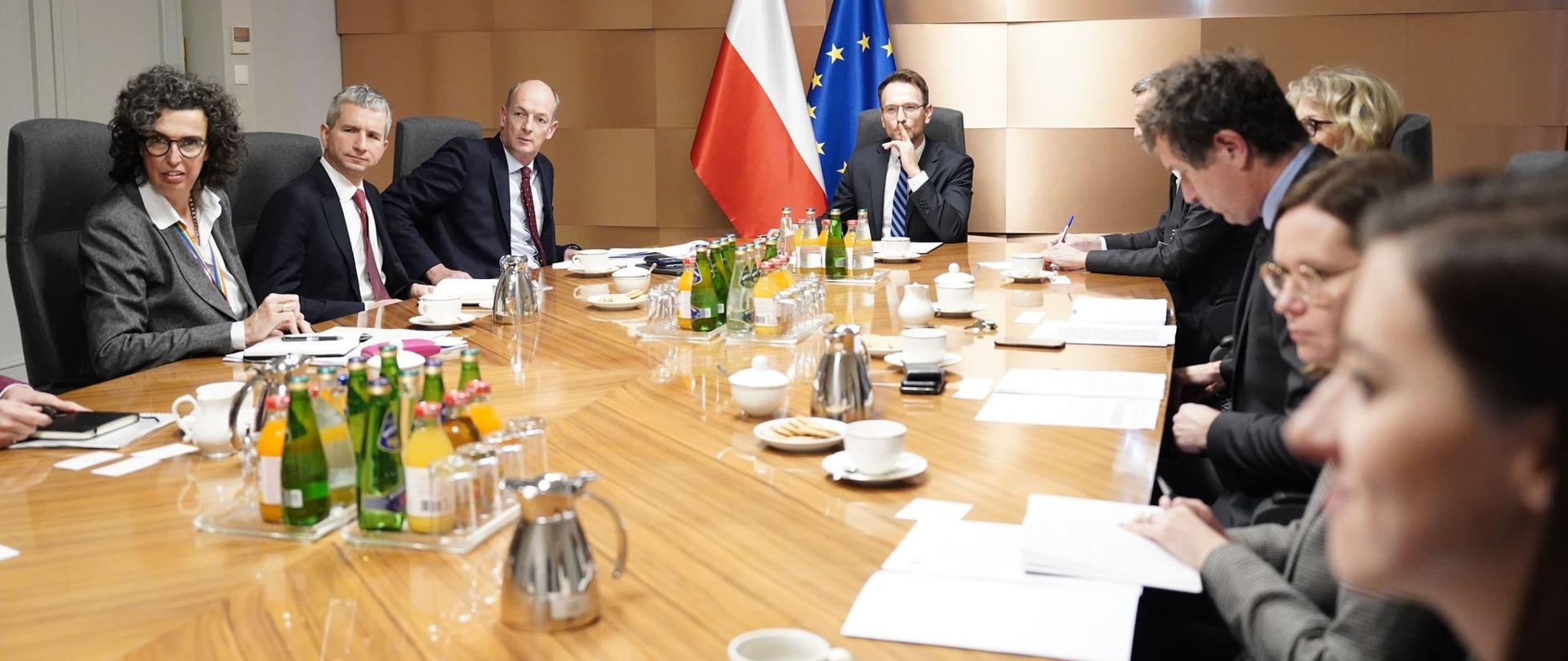 Minister rozwoju i technologii Waldemar Buda z wiceprzewodniczącym Europejskiego Banku Odbudowy i Rozwoju (EBOR) Markiem Bowmanem. 