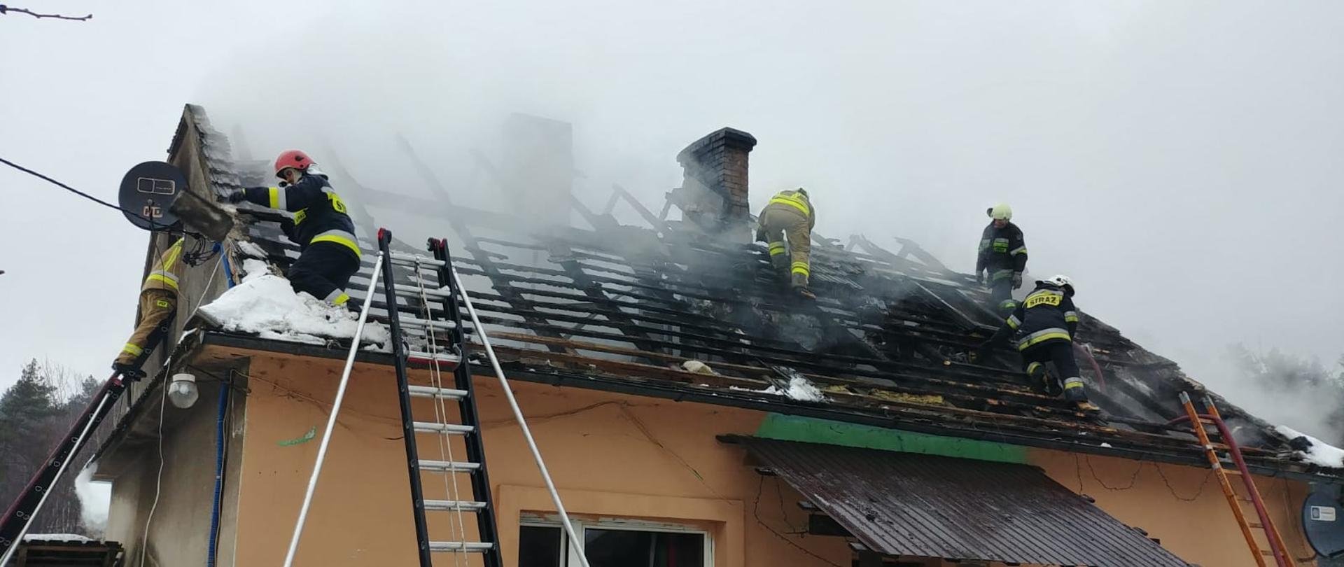 Na zdjęciu widoczna spalona więźba dachowa budynku mieszkalnego