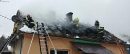 Na zdjęciu widoczna spalona więźba dachowa budynku mieszkalnego