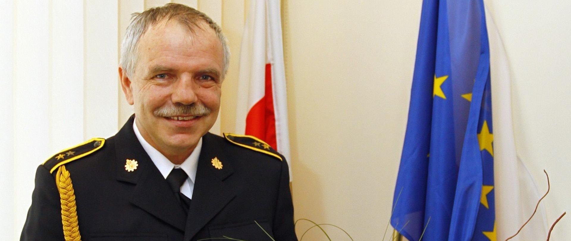 Starszy aspirant Jacek Rybak w mundurze galowym