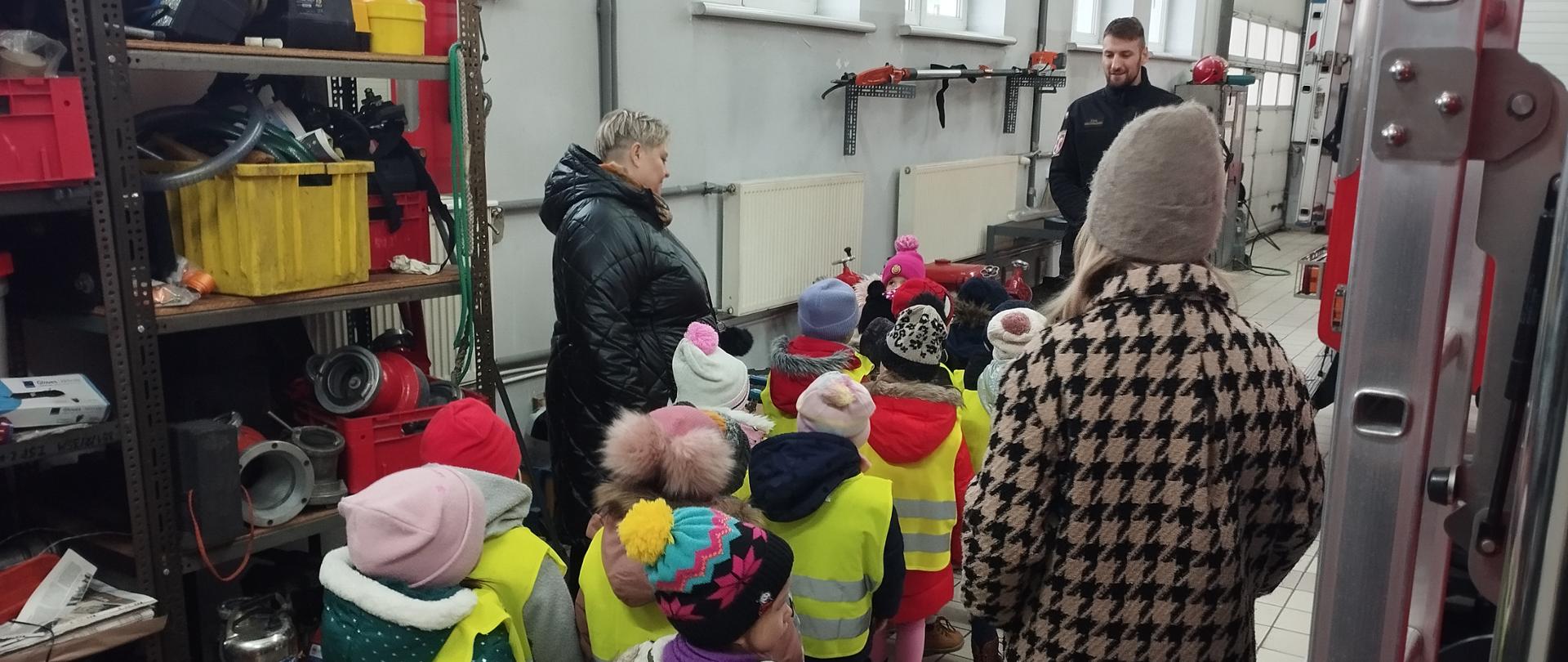 Grupa dzieci - przedszkolaków podczas wizyty w strażnicy w Ciechocinku