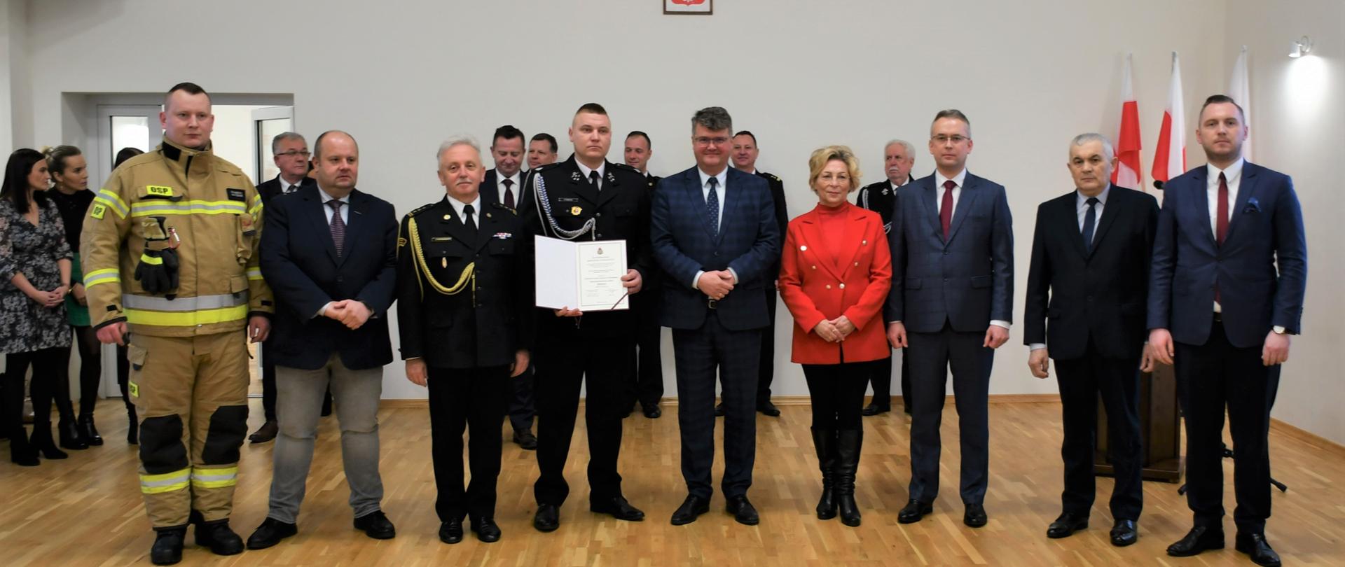 Uroczyste przekazanie samochodu pożarniczego w Dzierzgowie (powiat mławski) z udziałem Sekretarza Stanu w MSWiA