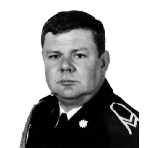 Starszy ogniomistrz w stanie spoczynku Piotr Ilski w mundurze galowym bez nakrycia głowy. Zdjęcie w odcieniach szarości wykonane w 2005 roku.