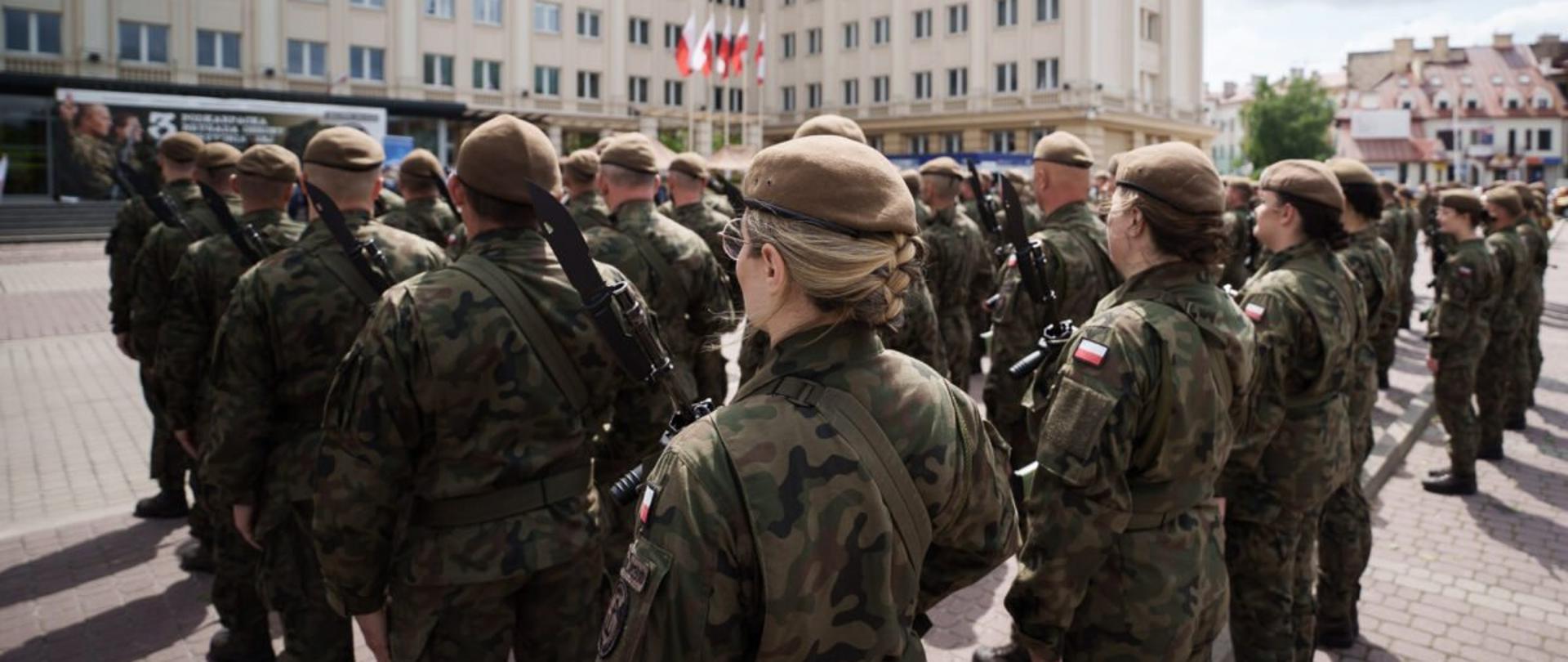 Żołnierze Wojsk Obrony Terytorialnej podczas przysięgi na placu przez budynkiem Podkarpackiego Urzędu Wojewódzkiego w Rzeszowie