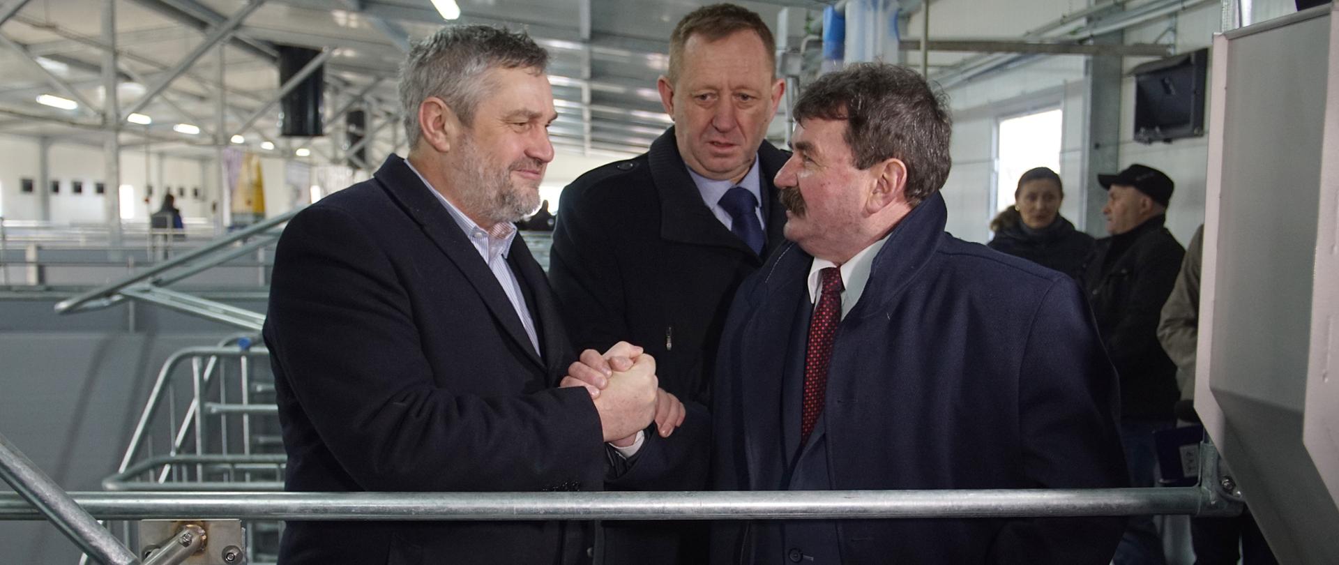 Minister J.K. Ardanowski w towarzystwie właściciela chlewni