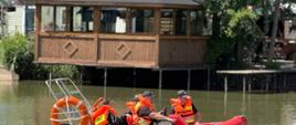Strażacy w łodzi śrubowej na zbiorniku wodnym 