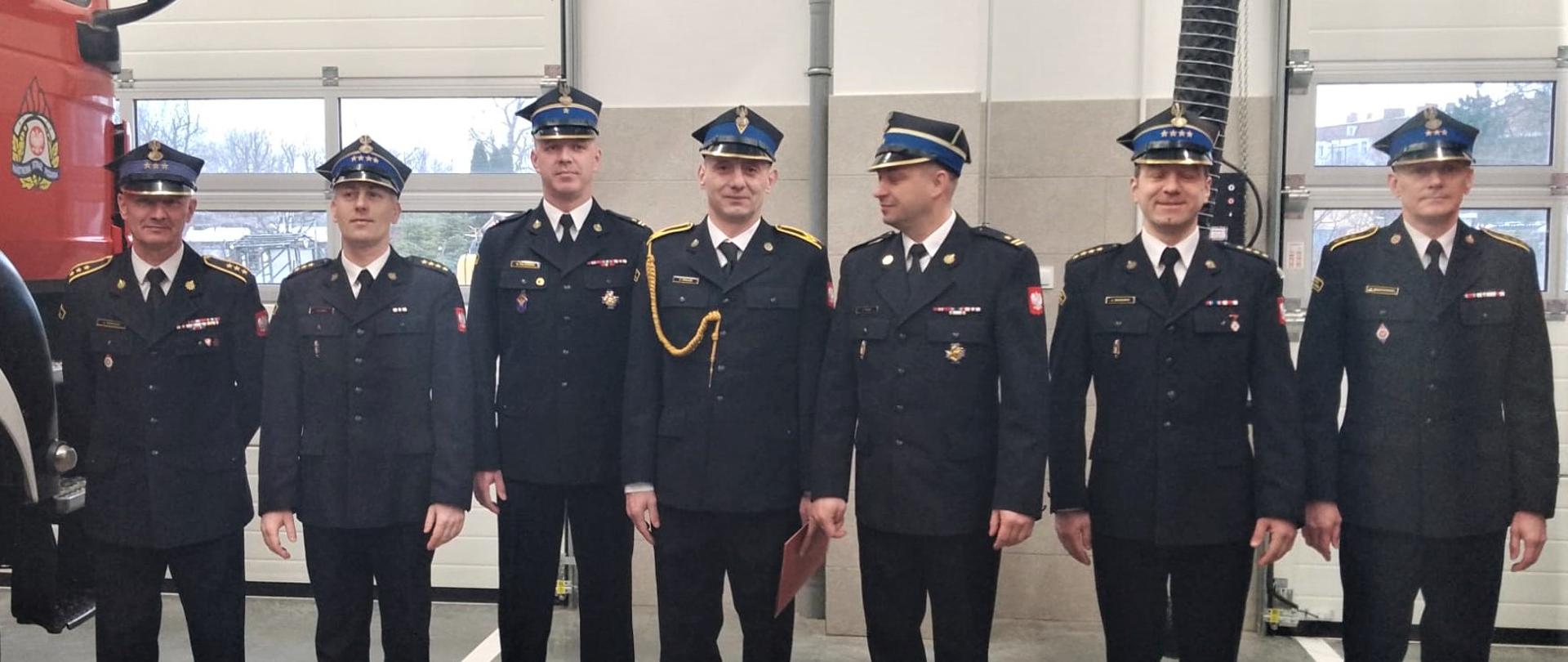 Zdjęcie przedstawia ł. bryg. Krzysztof Trocki, komendant miejski PSP w Słupsku życzącego emerytowi dużo zdrowia i wszelkiej pomyślności w realizacji zamierzeń i szczęścia osobistego.