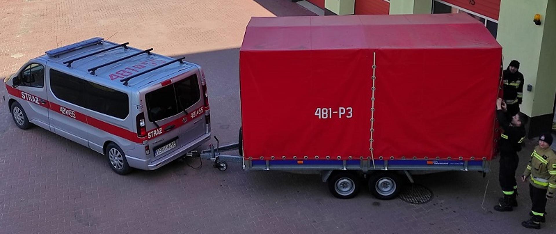 Zdjęcie obrazuje przyczepę na której znajduje się sprzęt pożarniczy, który został zebrany przez skarżyskich strażaków. Ma on trafić do strażaków z Ukrainy, którzy prowadzą heroiczną walkę o bezpieczeństwo mieszkańców kraju.